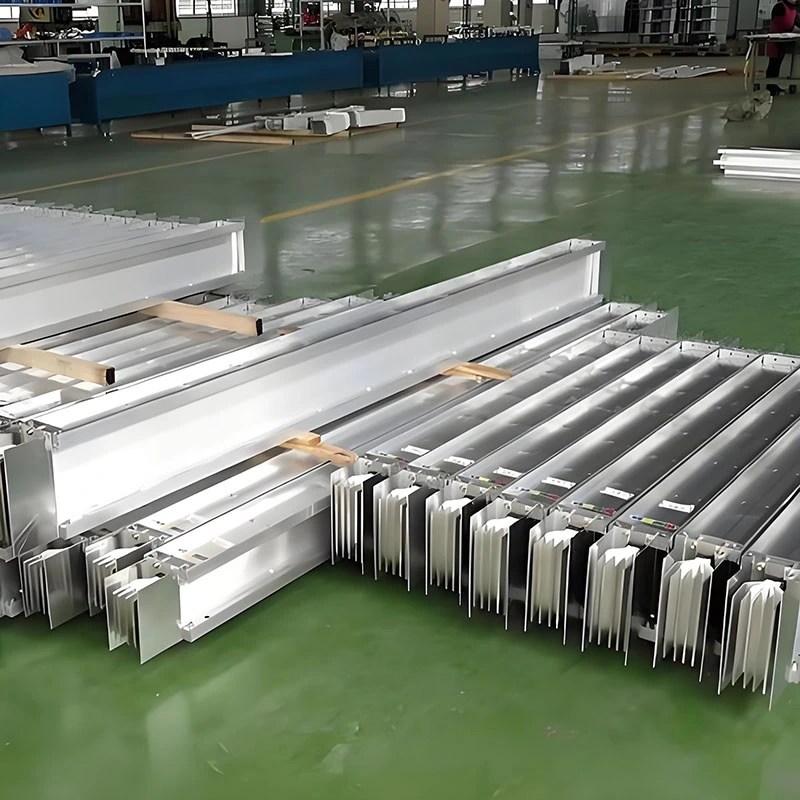 Затворен автобус со средна струја